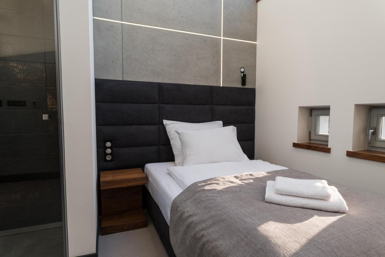 Single Room,728141806:JPEG