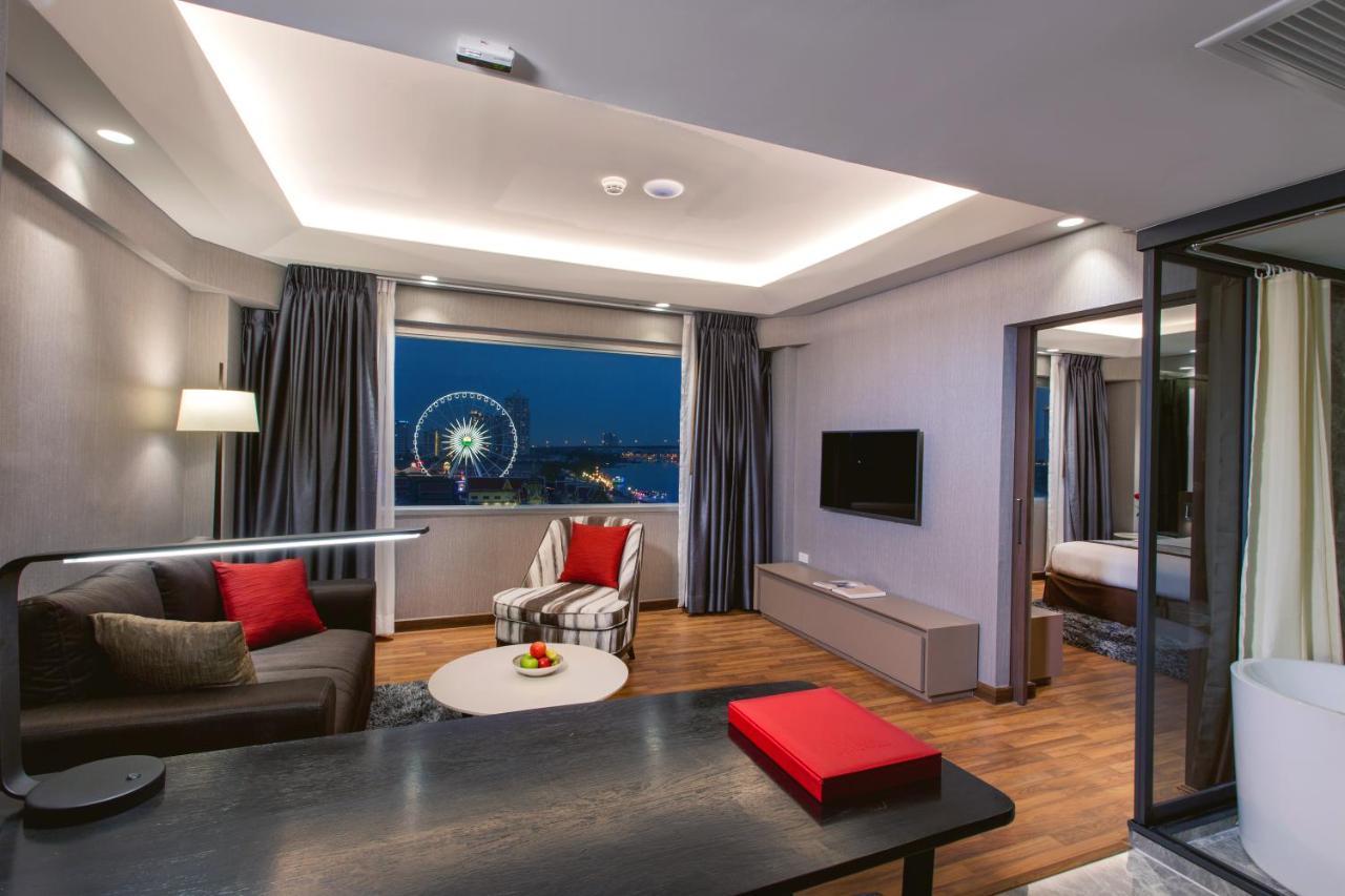 Apartament typu Premier Suite z łóżkiem typu king-size i widokiem na rzekę