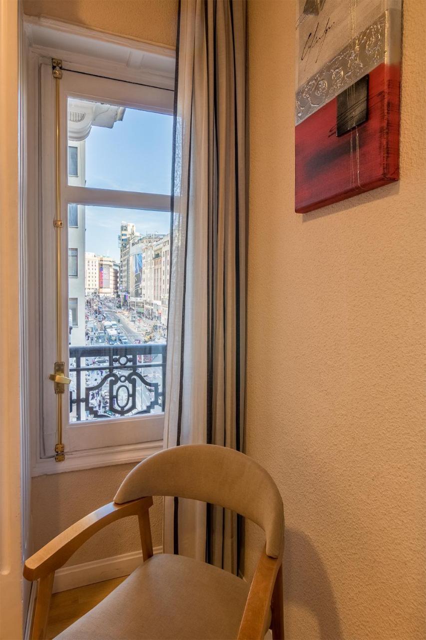 Pokój dwuosobowy typu Superior z widokiem na ulicę Gran Vía