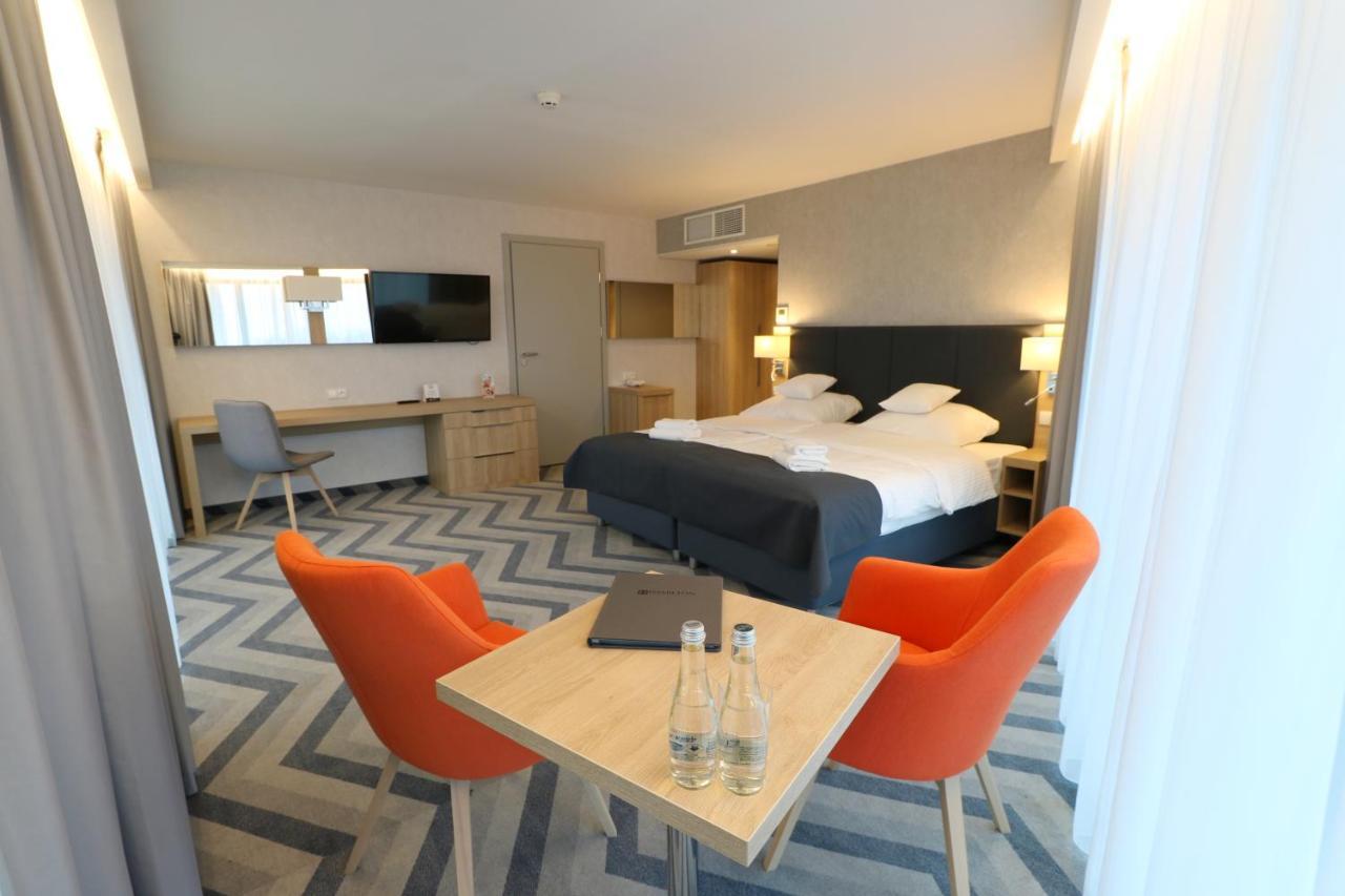 Deluxe Double Room with sofa,769266124:JPEG