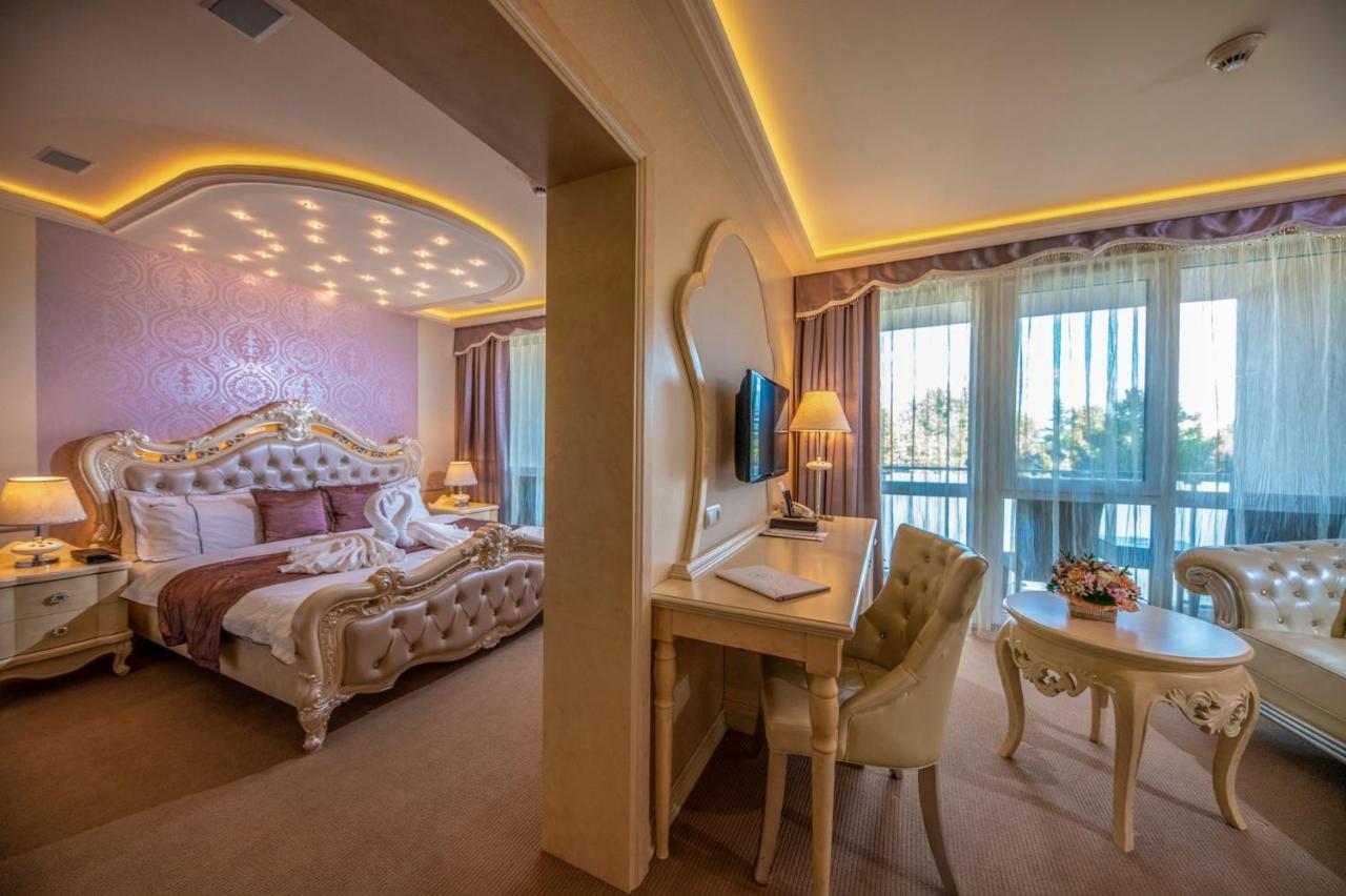 Honeymoon Suite