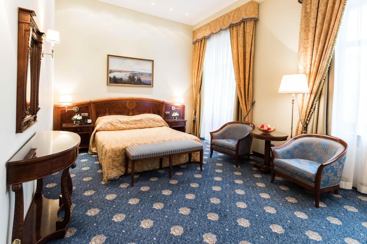 Pokój z łóżkiem typu king-size i balkonem