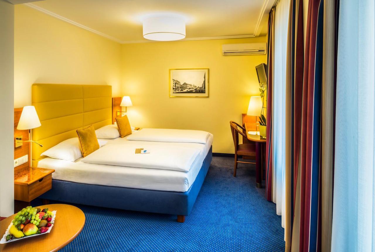 Triple Room PREMIUM courtyard view,769431685:JPEG