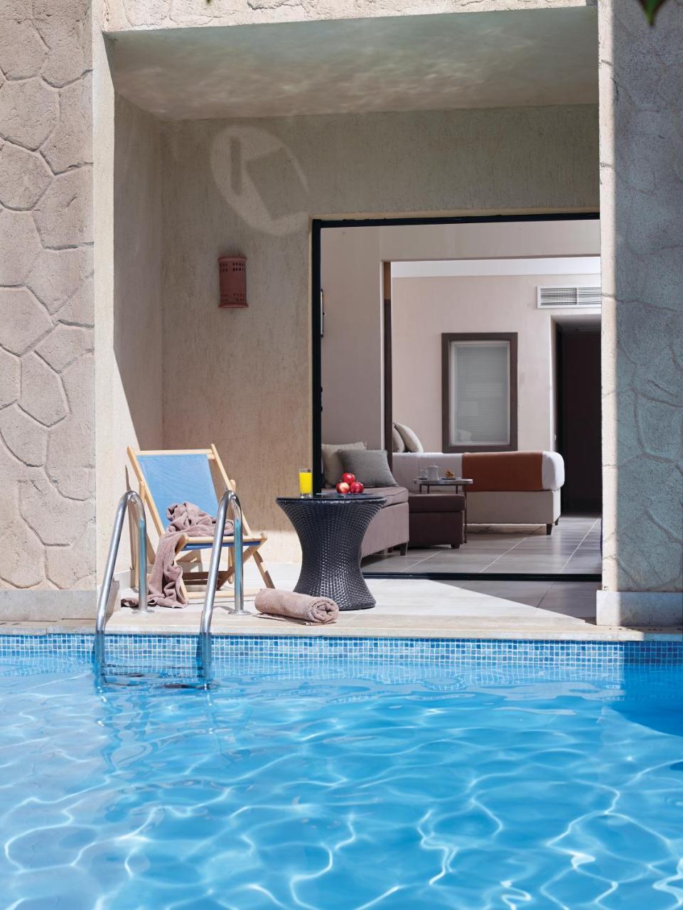 Family Swim-Up Room
