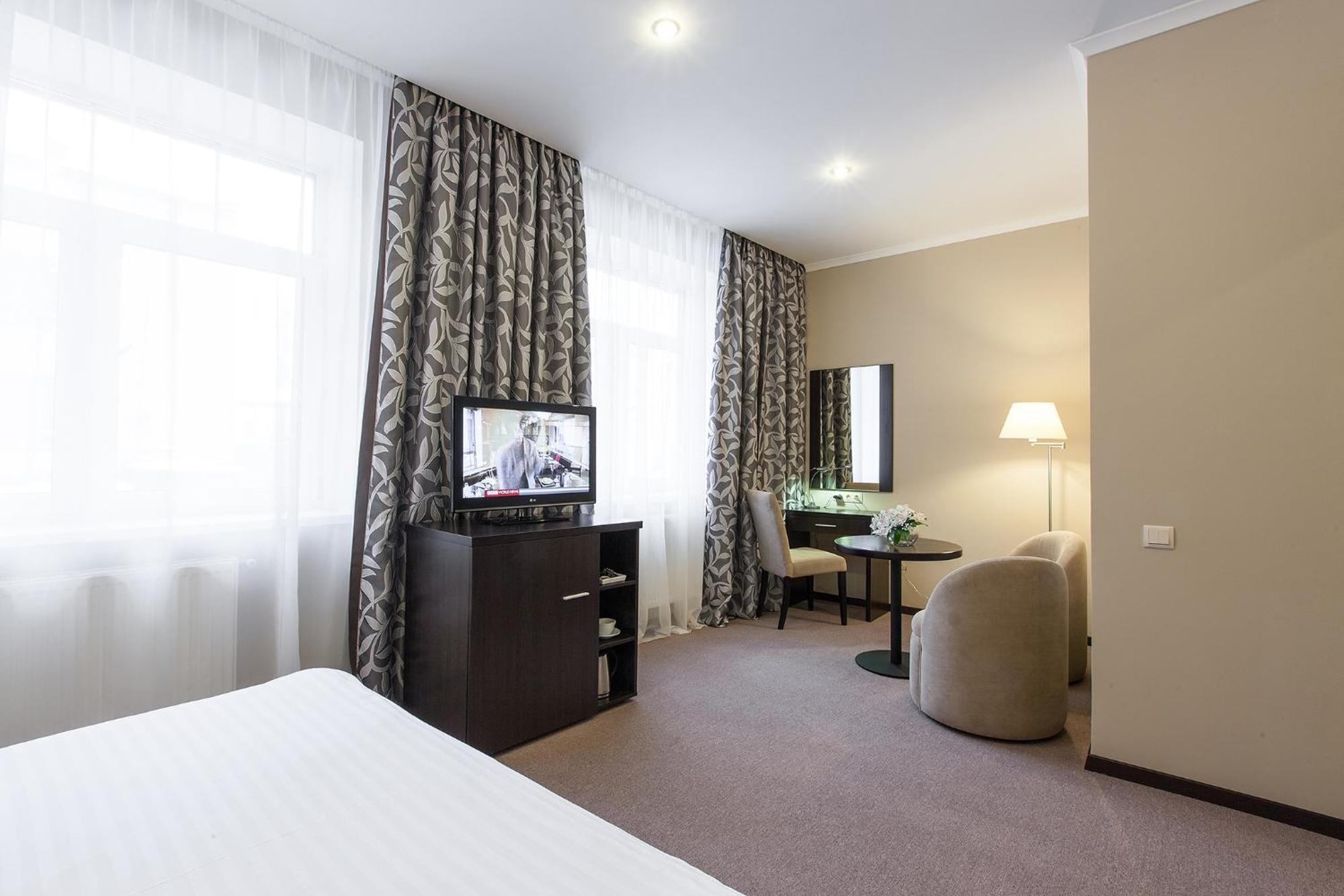 Standard Queen Room