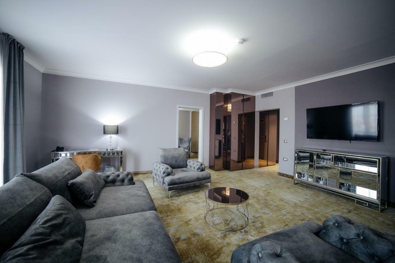 Deluxe One-Bedroom Apartment