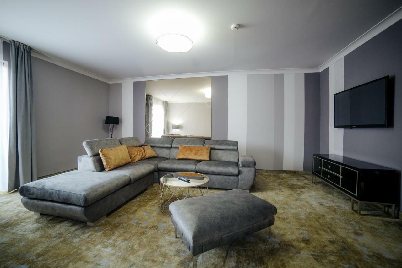 Deluxe One-Bedroom Apartment