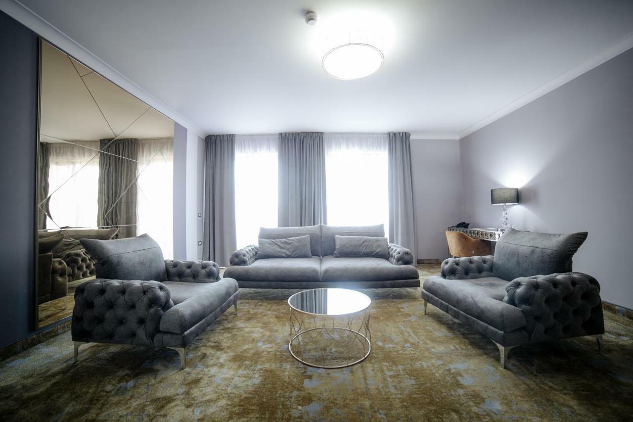 Deluxe One-Bedroom Apartment