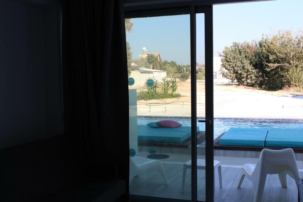 Family Swim-Up Room