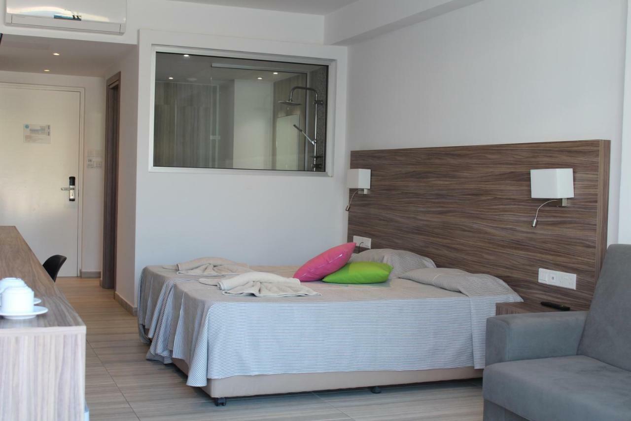Family Swim-Up Room