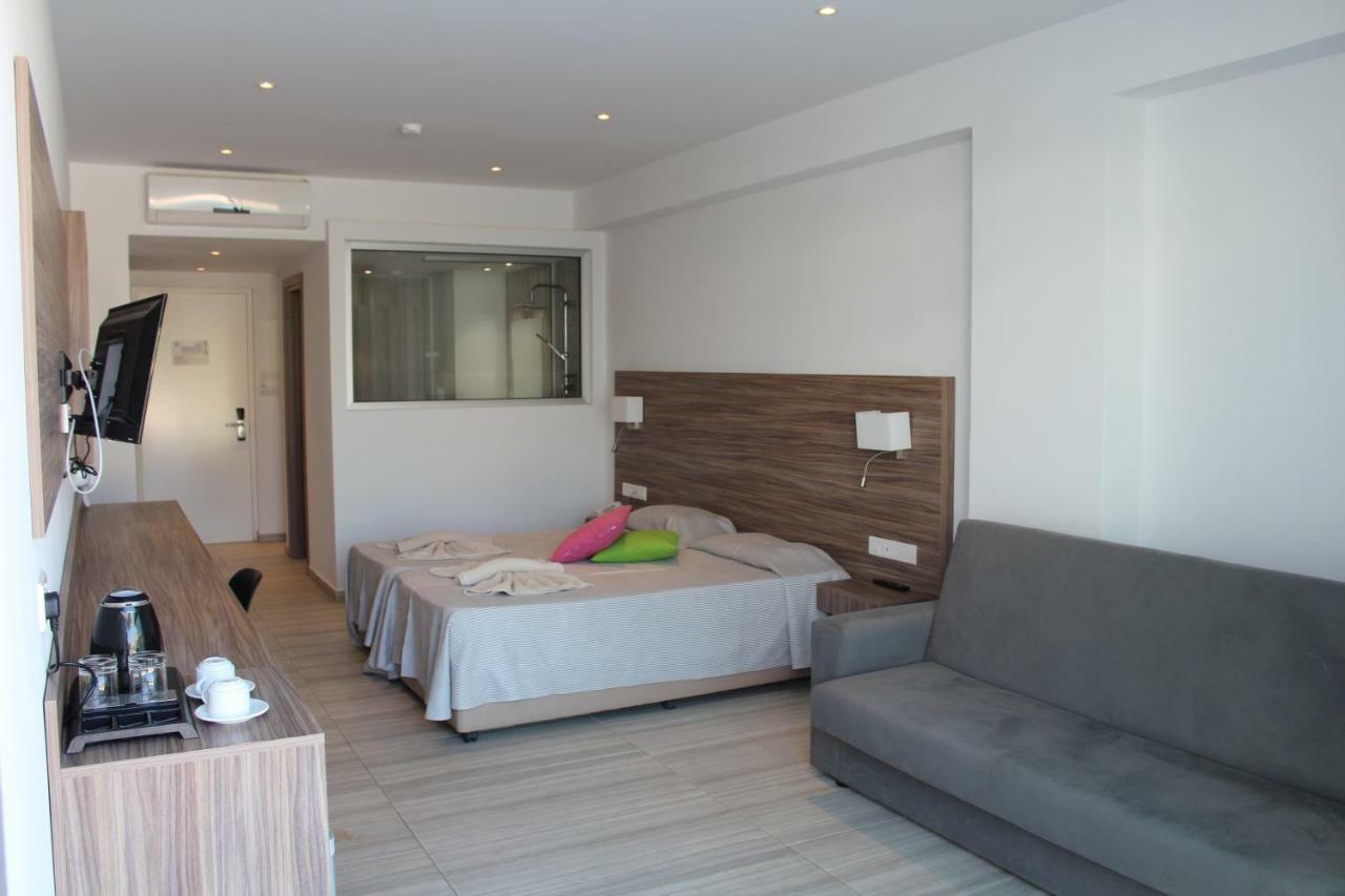 Family Swim-Up Room