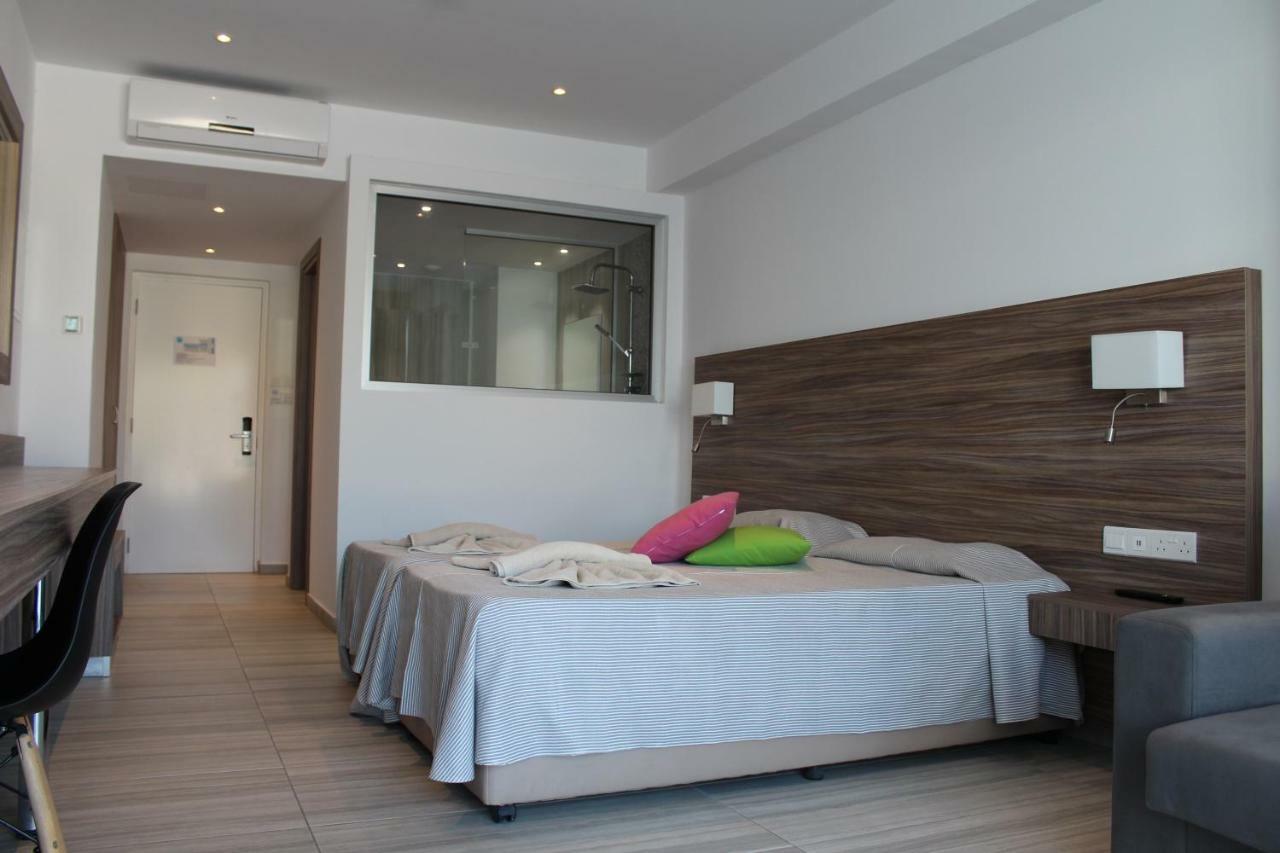 Family Swim-Up Room