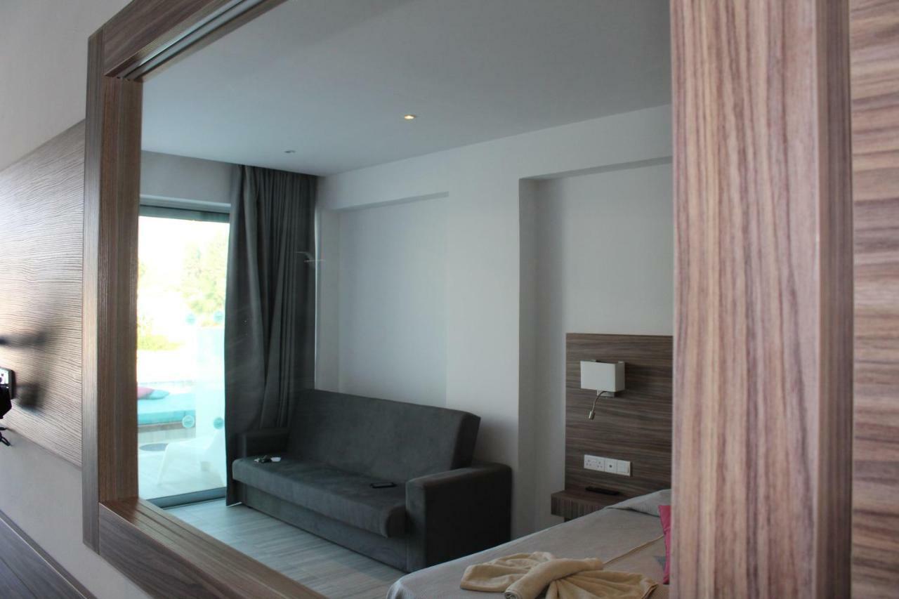 Family Swim-Up Room