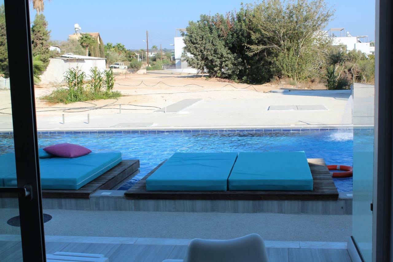 Family Swim-Up Room