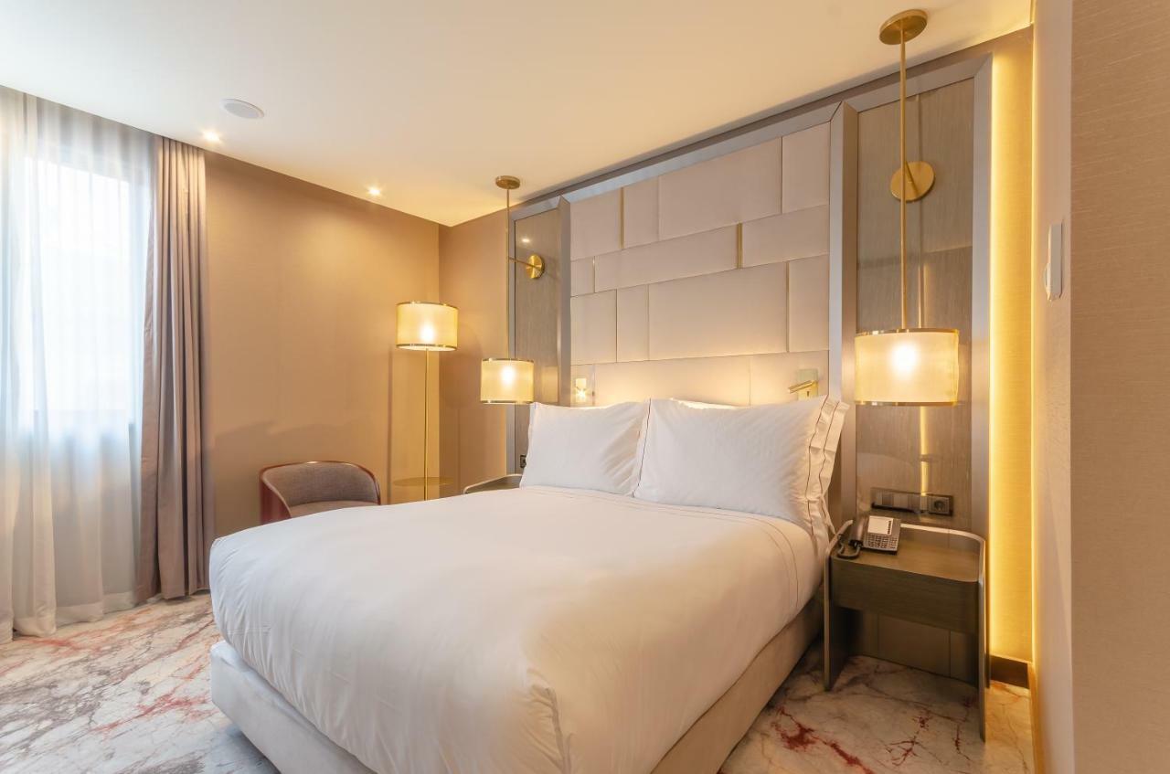 Deluxe Double Room Avenue View