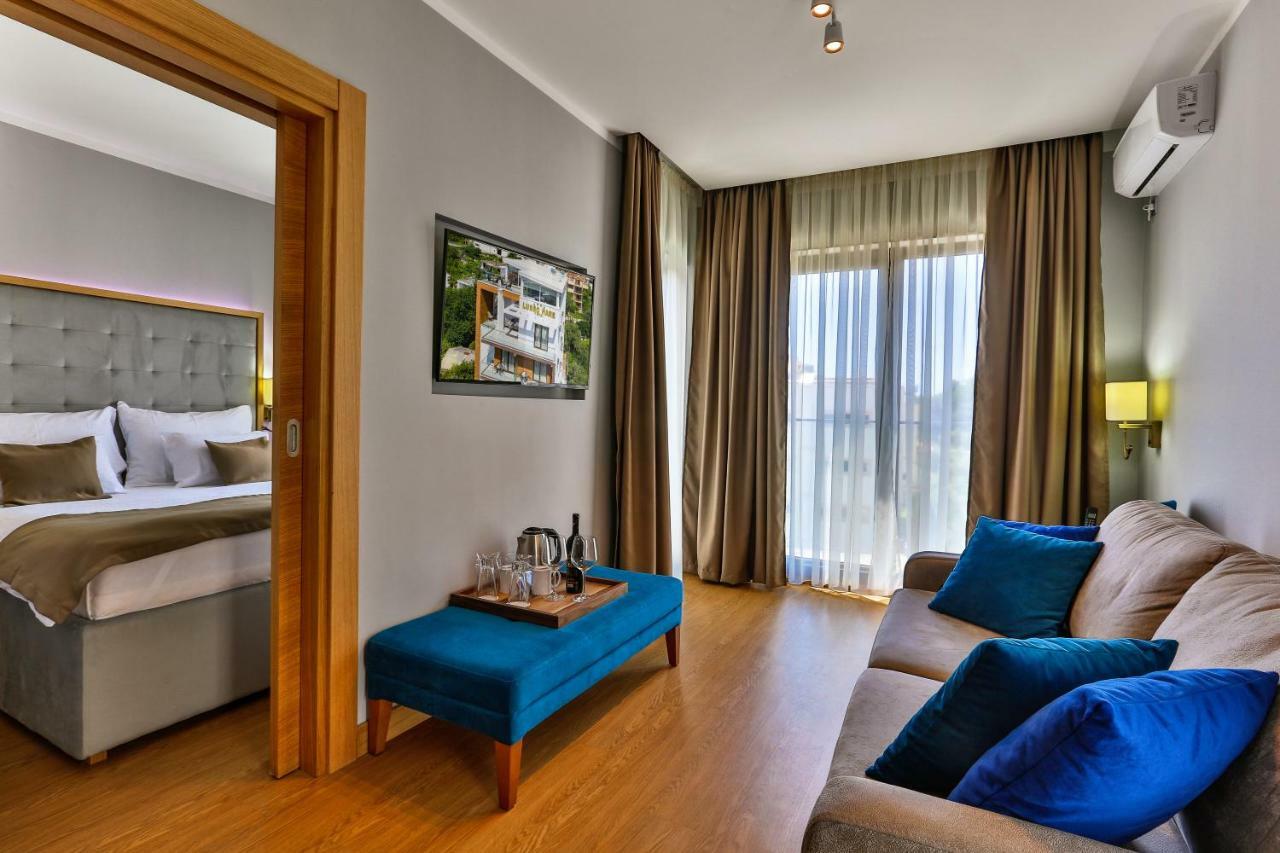 One-Bedroom Apartment Sea View