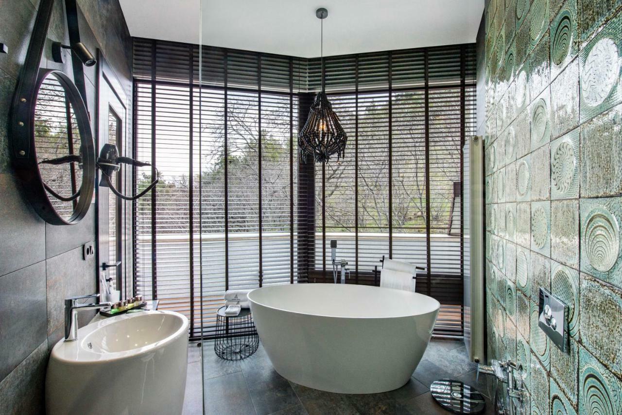 Executive Suite,806797491:JPEG