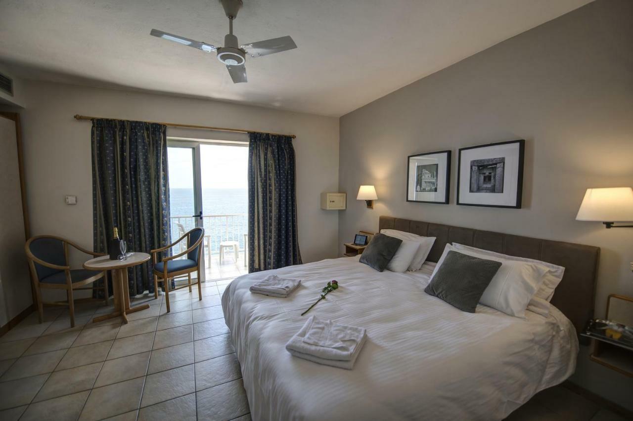 Double or Twin Room Sea View