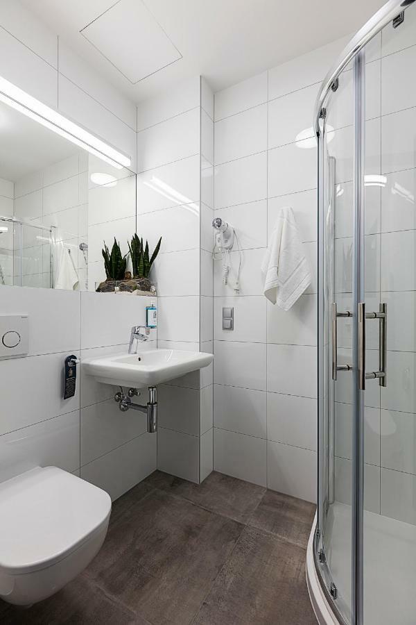 Single Room,829475195:JPEG