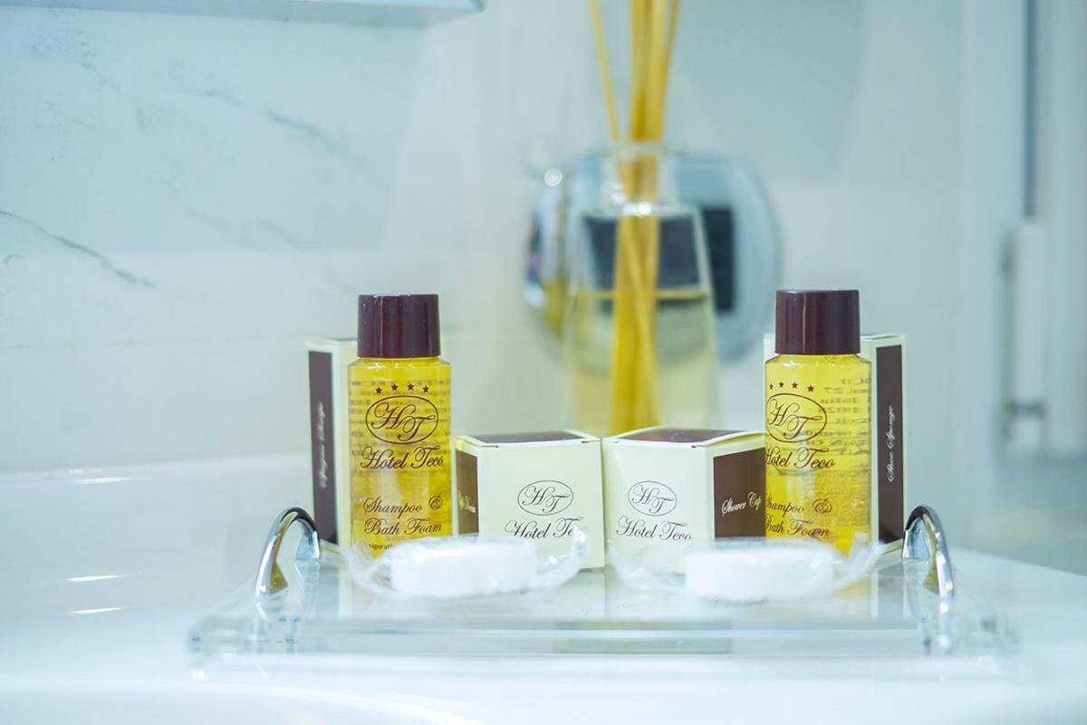 Two Connecting Rooms,812442398:JPEG