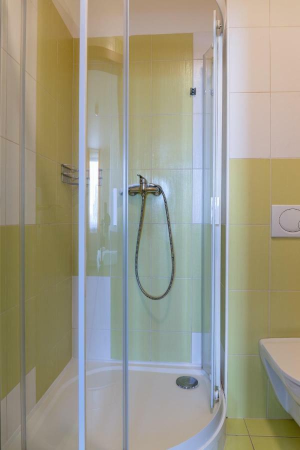 Single Room,813336951:JPEG