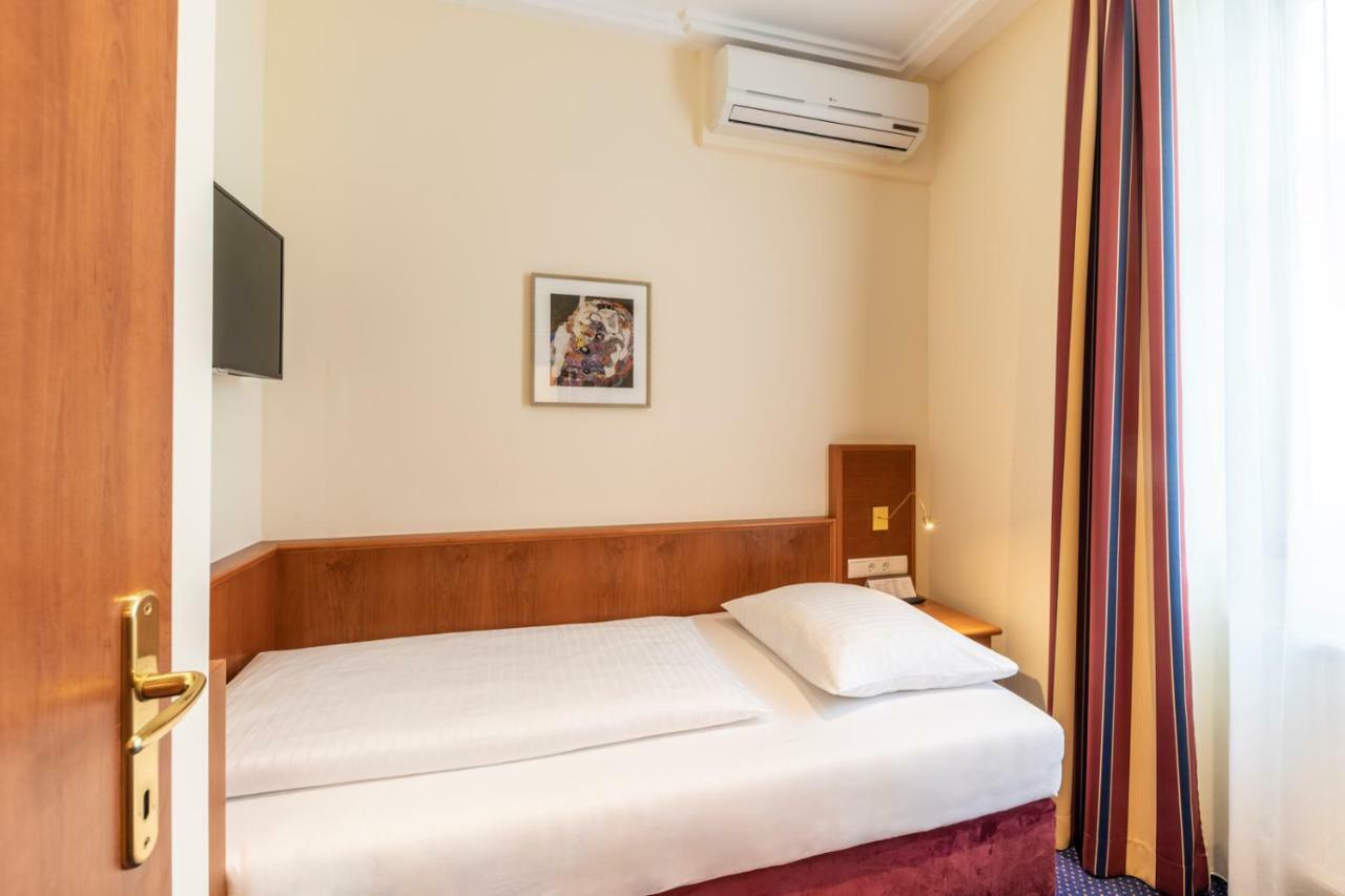 Triple Room PREMIUM courtyard view