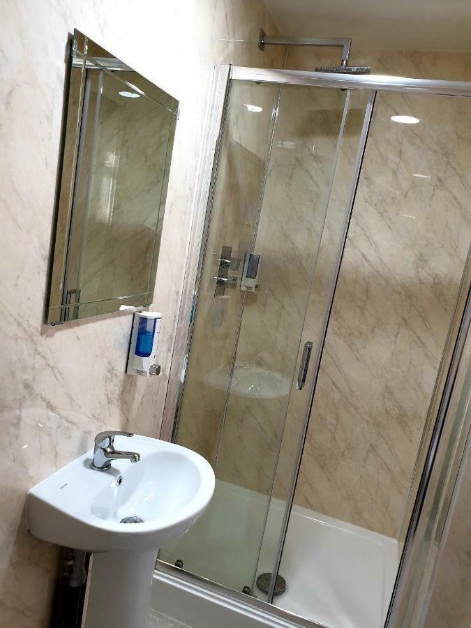 Double Room with Private Bathroom,813882953:JPEG