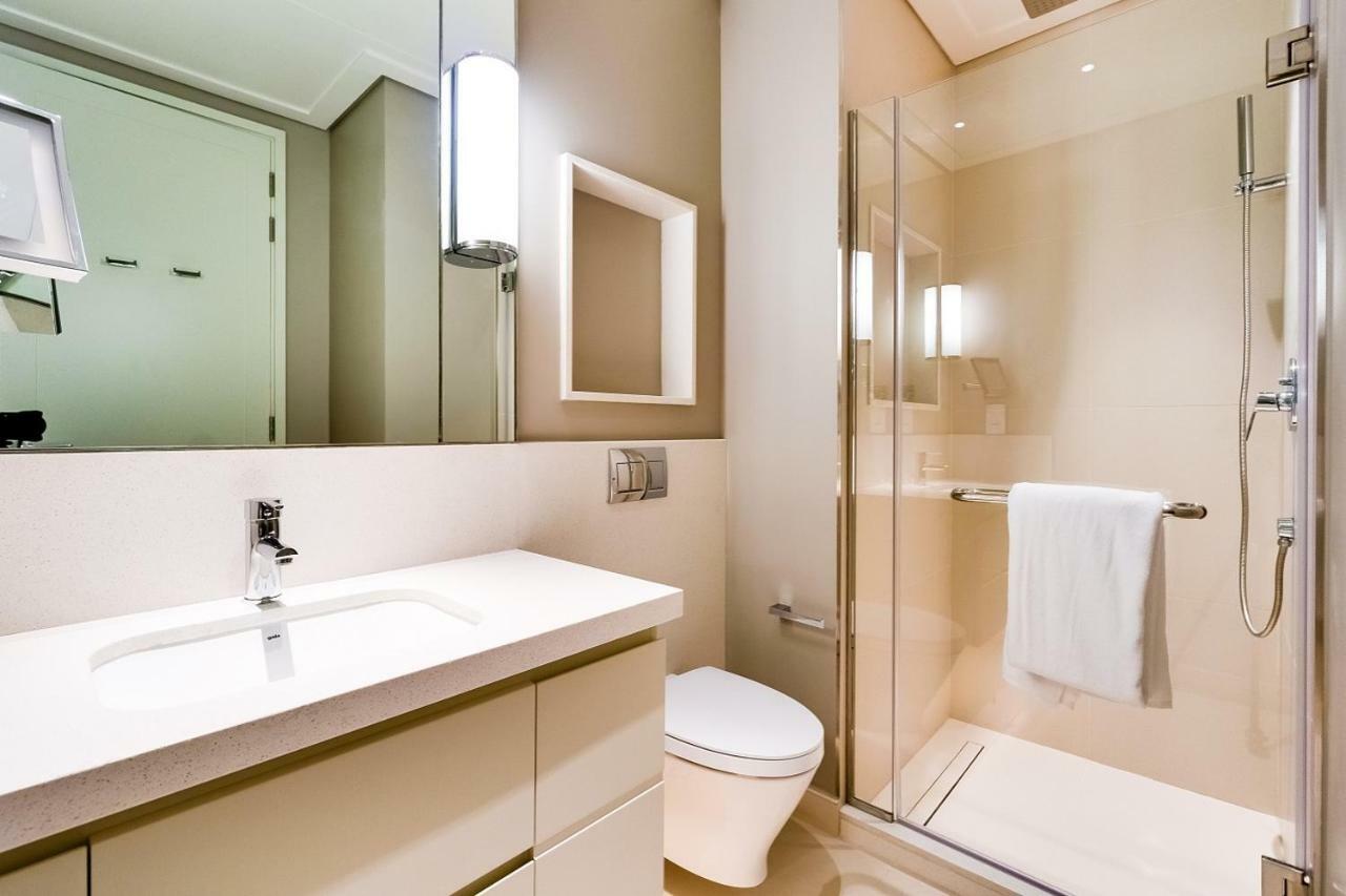 Three-Bedroom Apartment Partial Burj Khalifa View