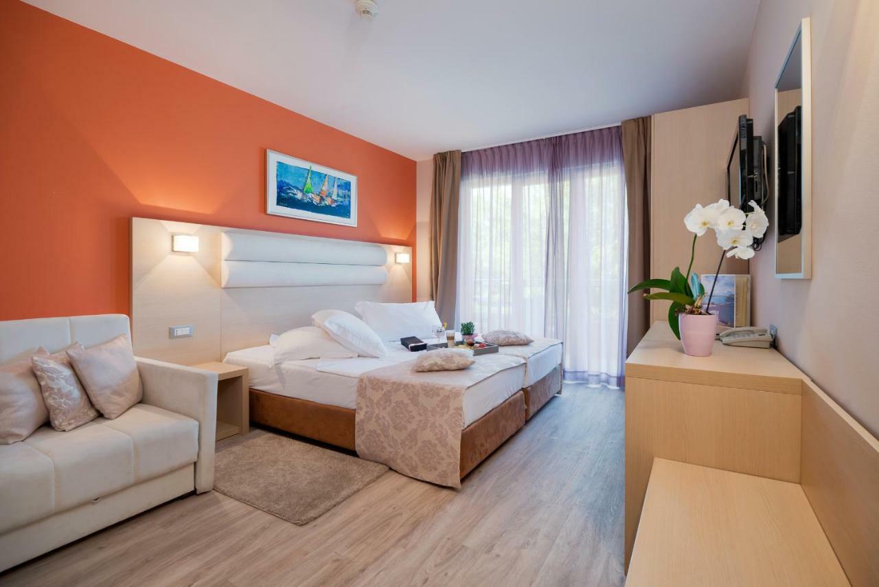Double or Twin Room with Balcony and Sea View,830791832:JPEG