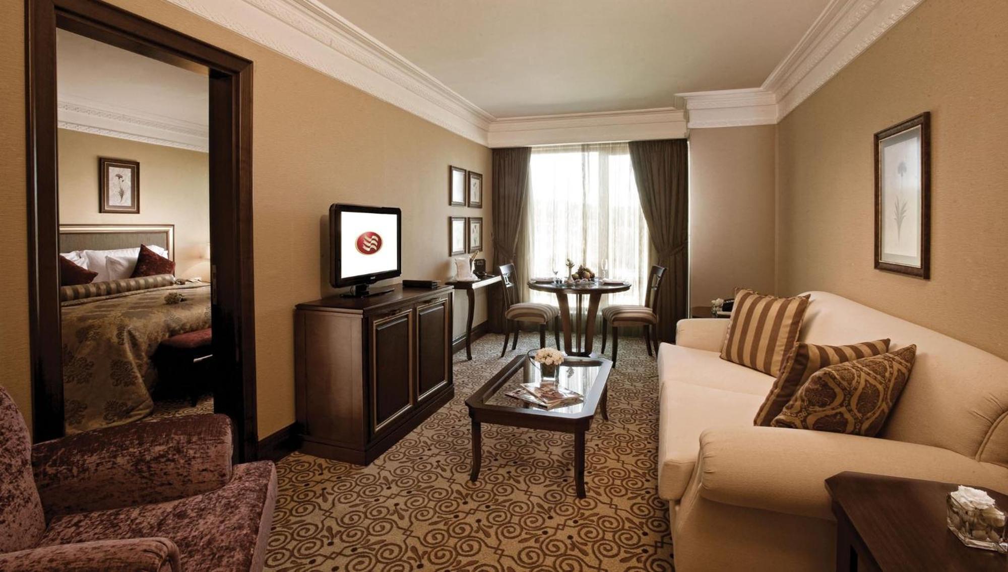 Apartament typu Suite z wanną z hydromasażem i dostępem do salonu klubowego