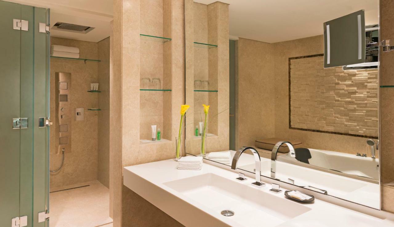 Le Royal Club Room Larger Room Executive Lounge Access
