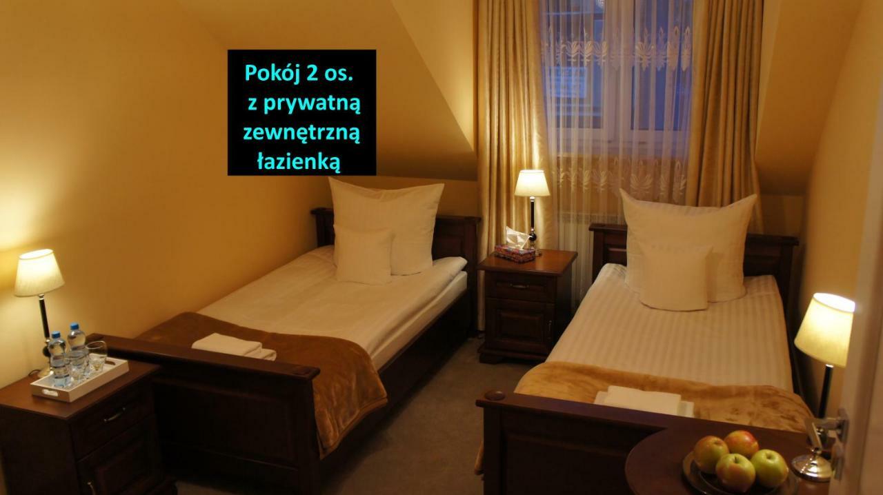 Pokój Dwuosobowy z prywatną łazienką poza pokojem
