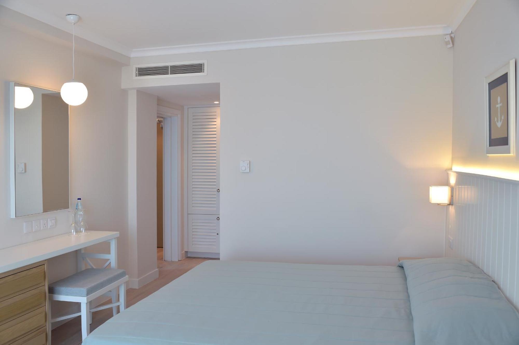 One-Bedroom Suite Sea View