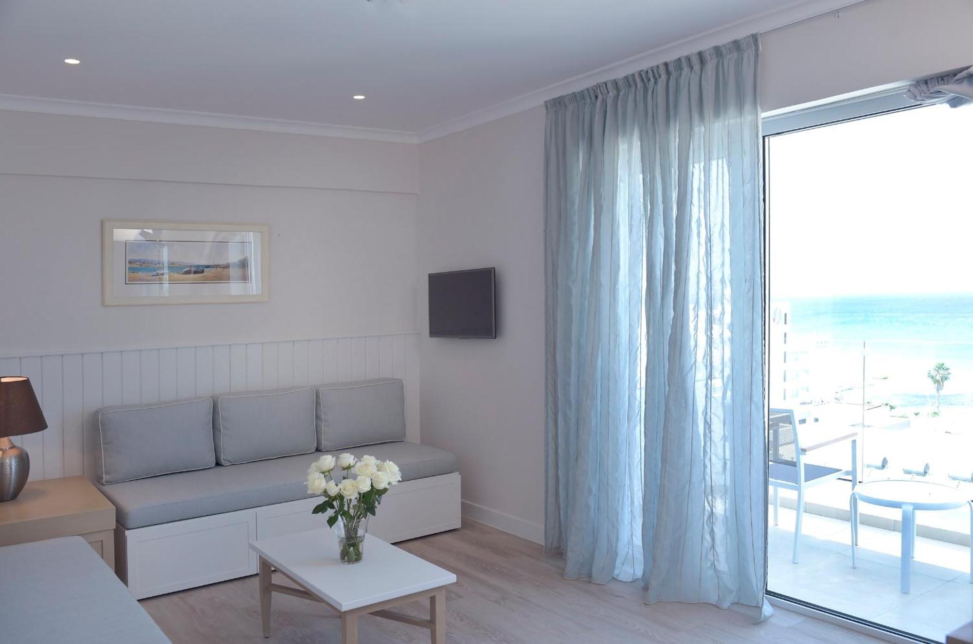 One-Bedroom Suite Sea View