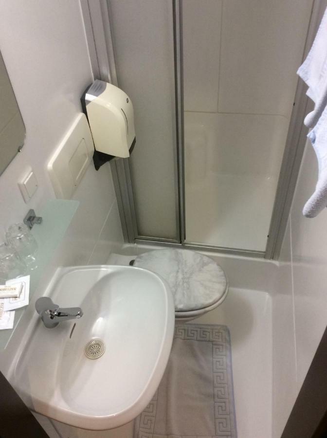 Standard Single Room Shower