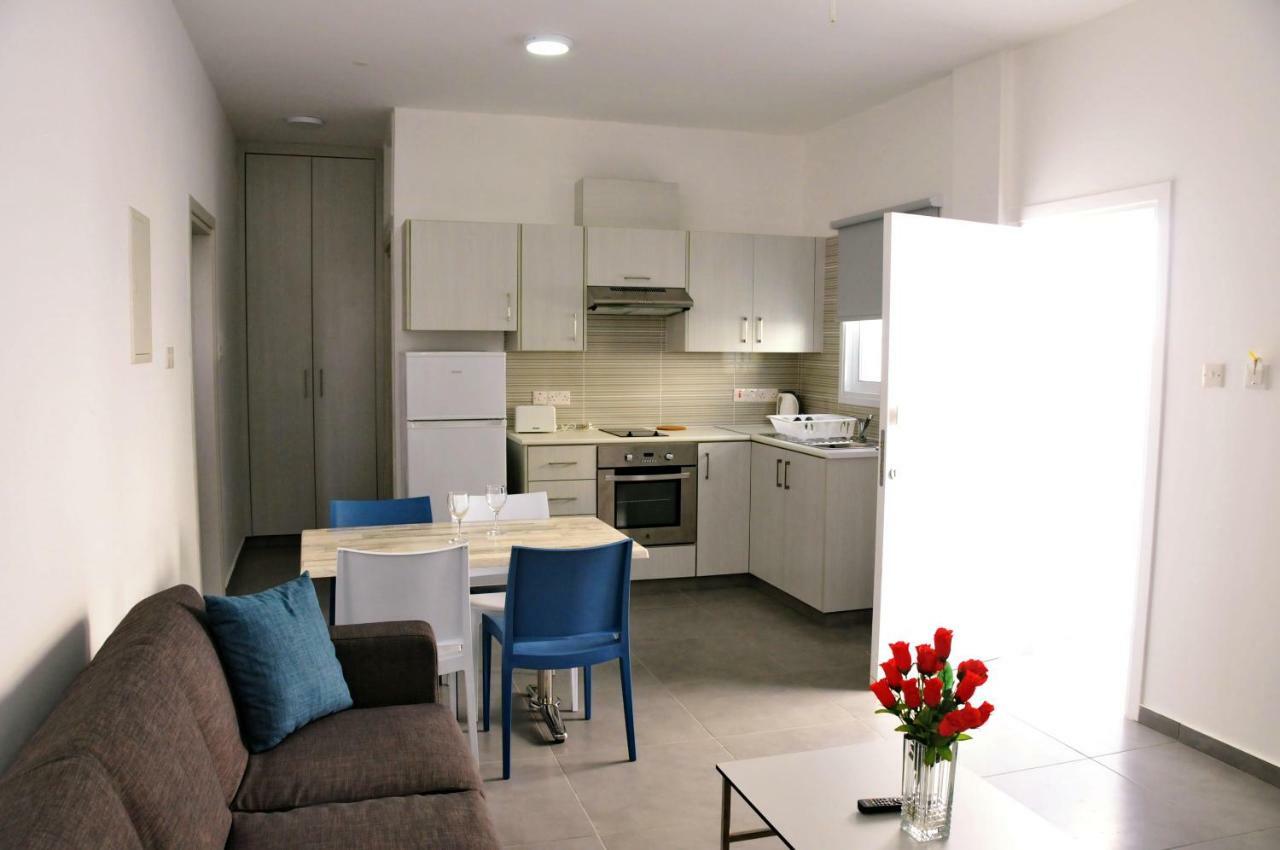 Deluxe One-Bedroom Apartment Pool View