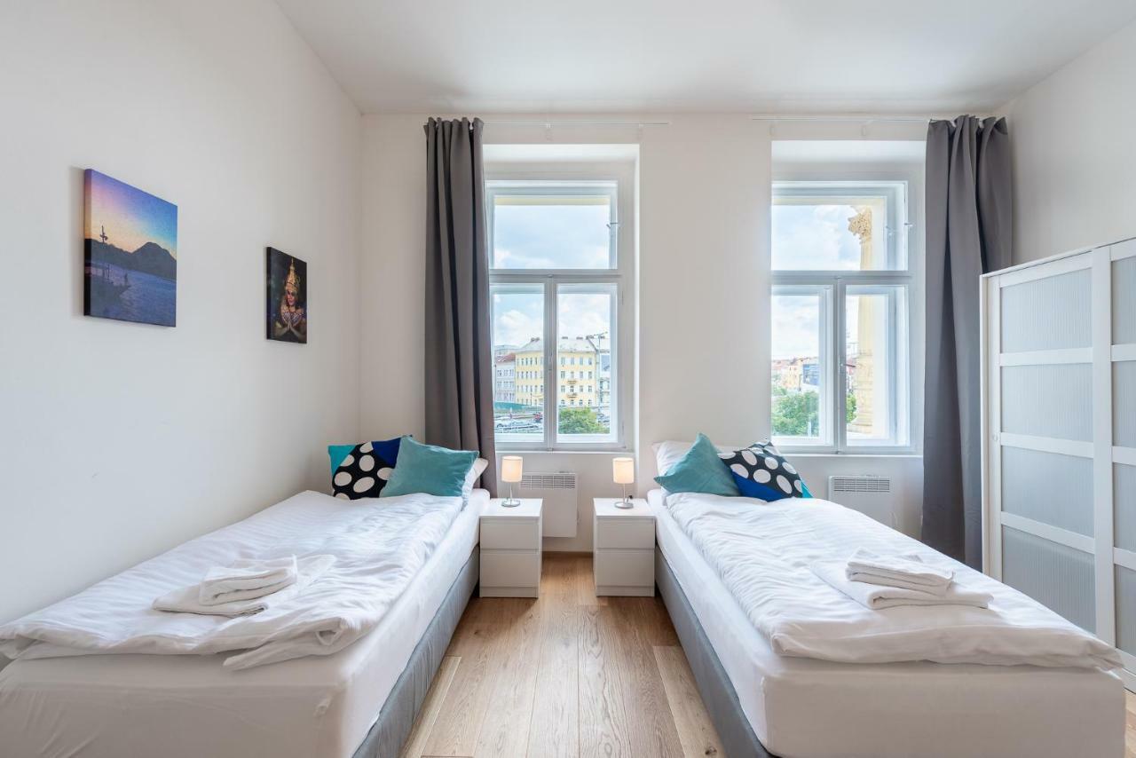 Apartment with 1 Bedroom and 2 Twin Beds in Living Room with Balcony