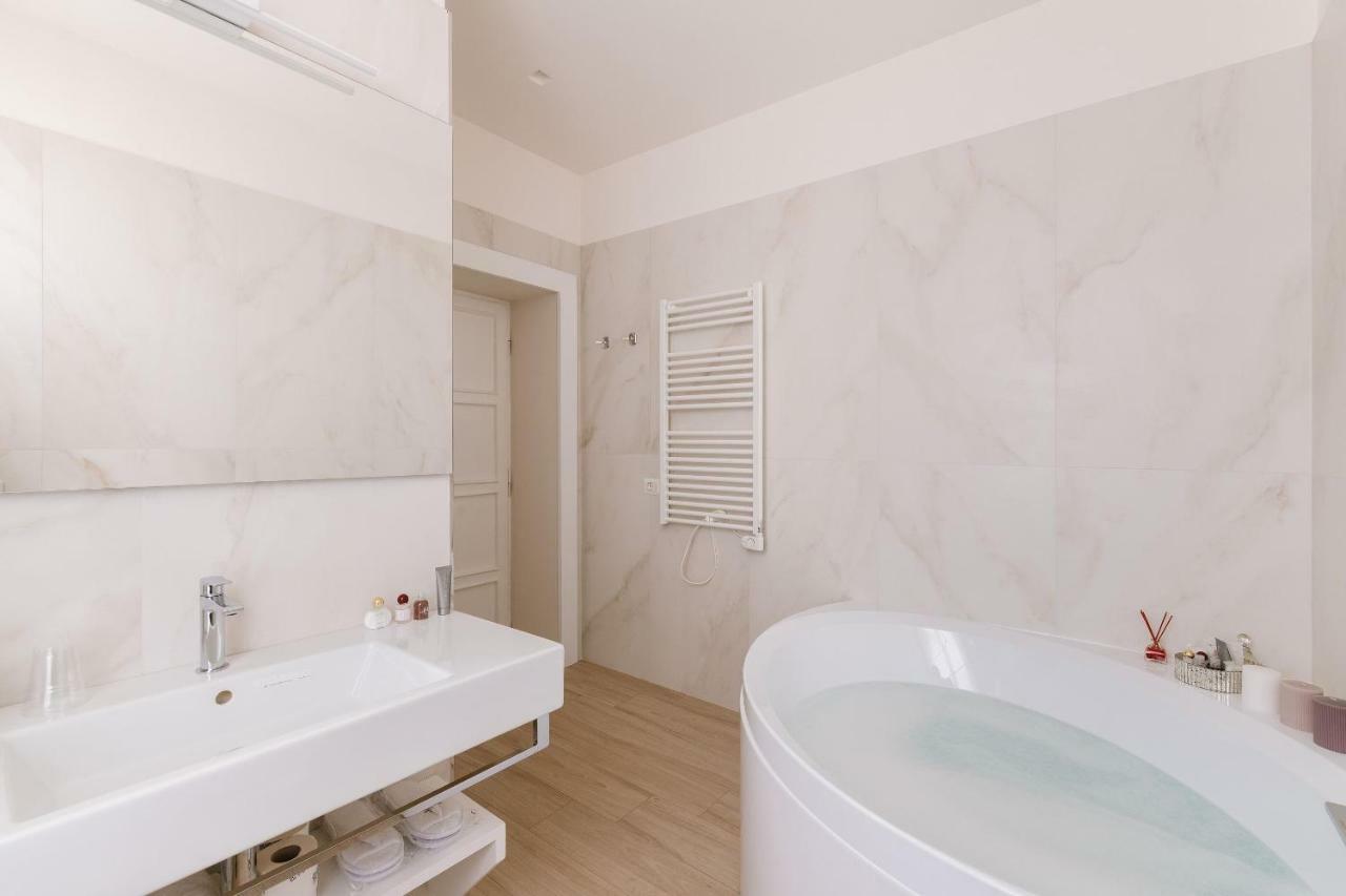 Apartament z łóżkiem typu king-size i wanną z hydromasażem