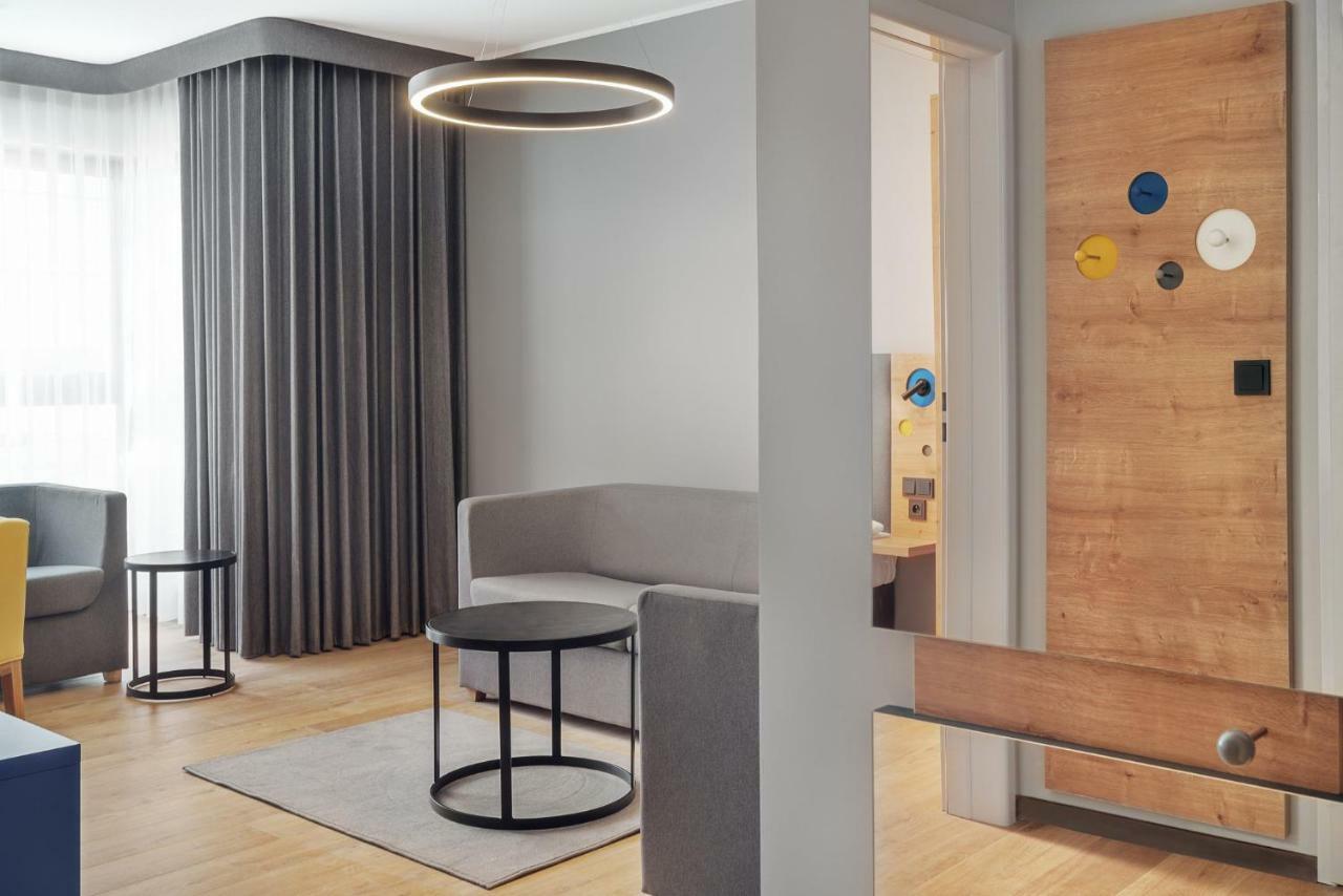 Deluxe Studio,911872267:JPEG