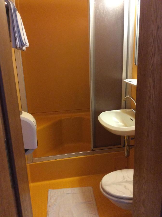 Triple Room Shower