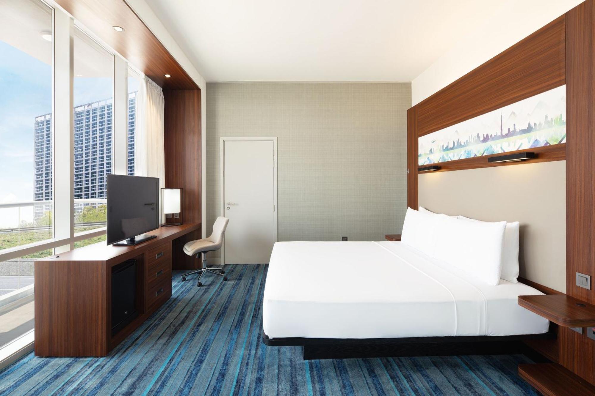 Savvy Suite – King Bed Living Room Two Bathrooms Complimentary Shuttle to Expo Metro Station & Al Maktoum International Airport