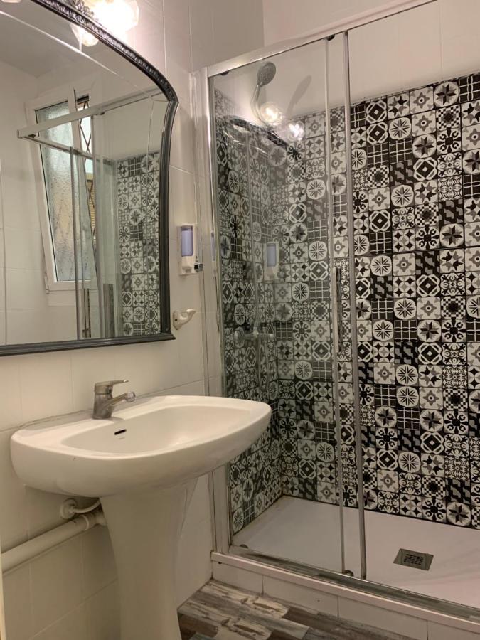 Single Room with Shared Bathroom,1014837067:JPEG