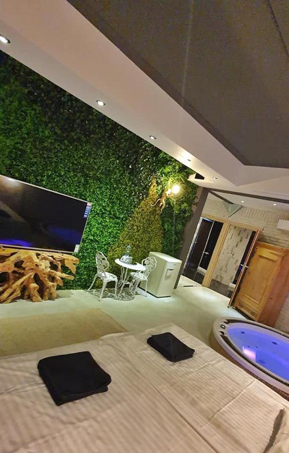 Mały apartament z wanną z hydromasażem