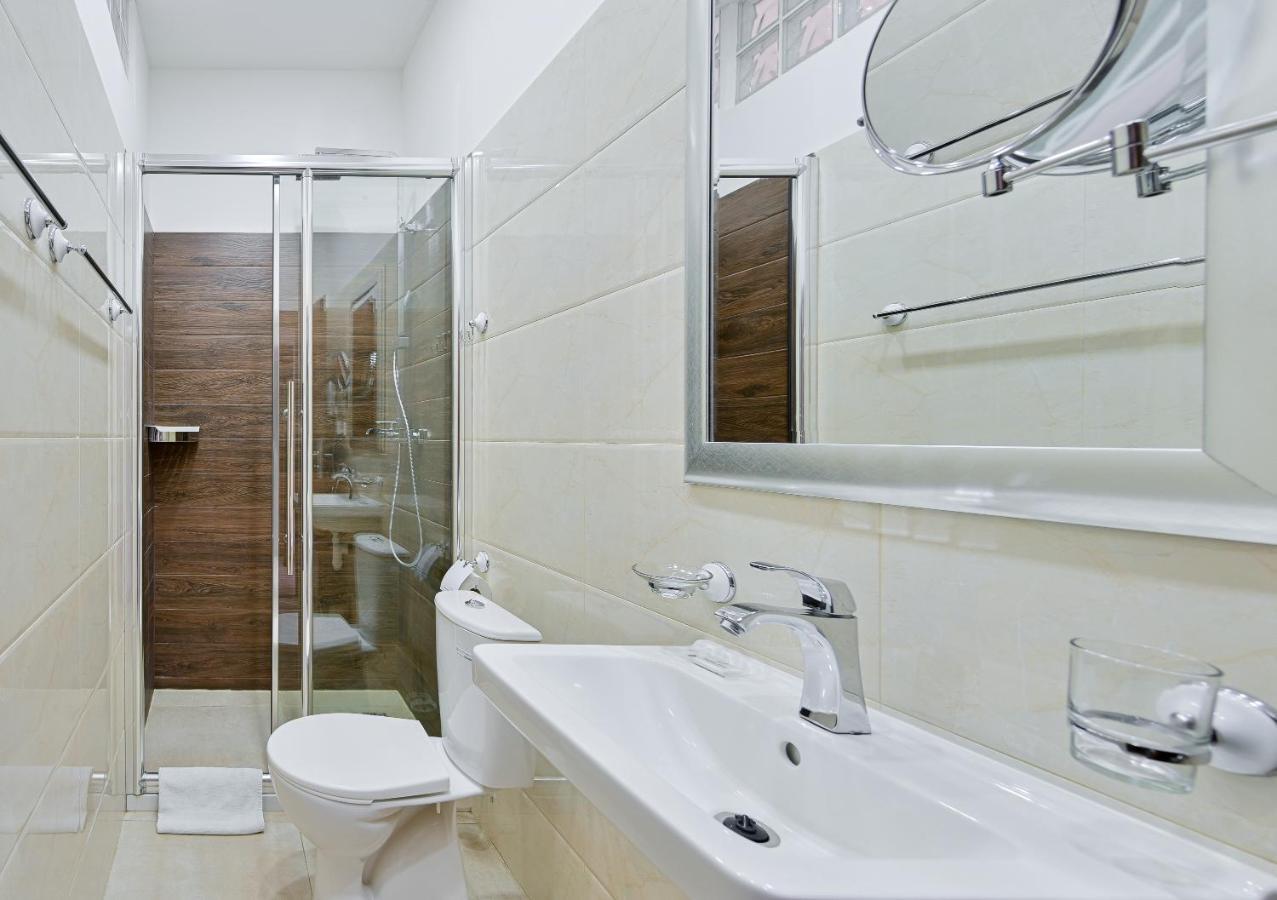 Queen Room,956682280:JPEG