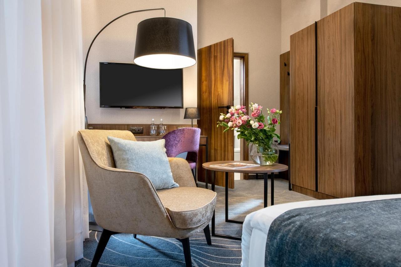Superior Double  or Twin Room with Bathtub,958718710:JPEG