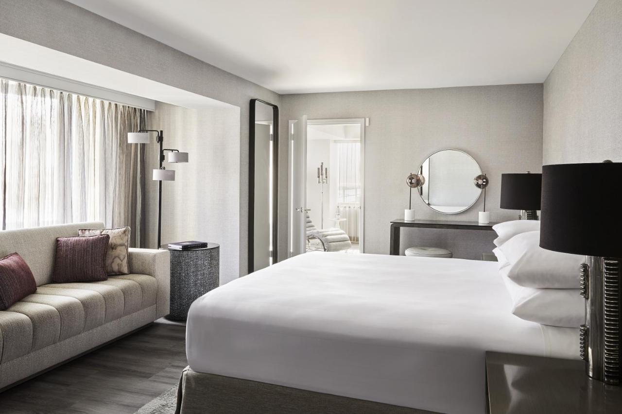 Apartament typu Vice Presidential Suite z łóżkiem typu king-size i balkonem