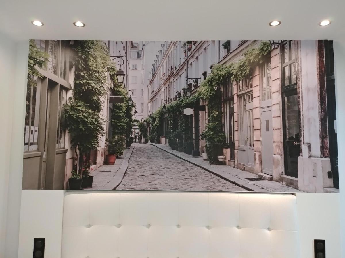 Superior double or twin street view or courtyard