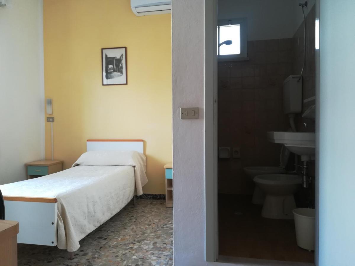 Single Room,998243985:JPEG