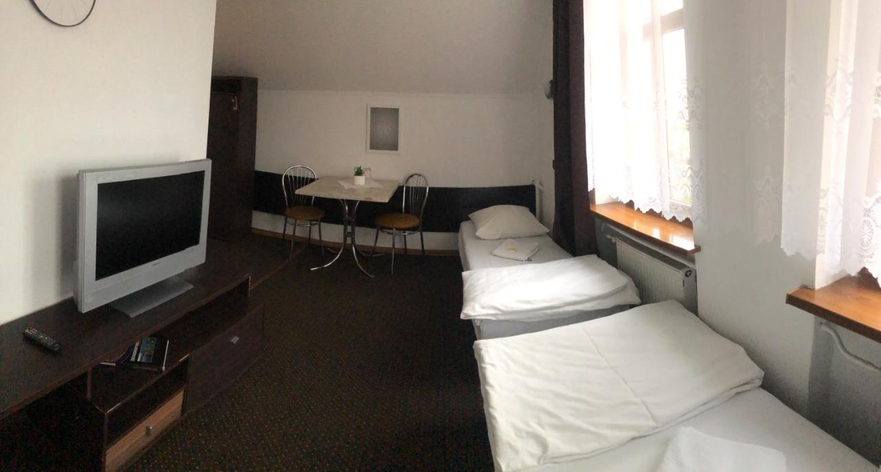 Pokój z 2 łóżkami pojedynczymi i prywatną łazienką