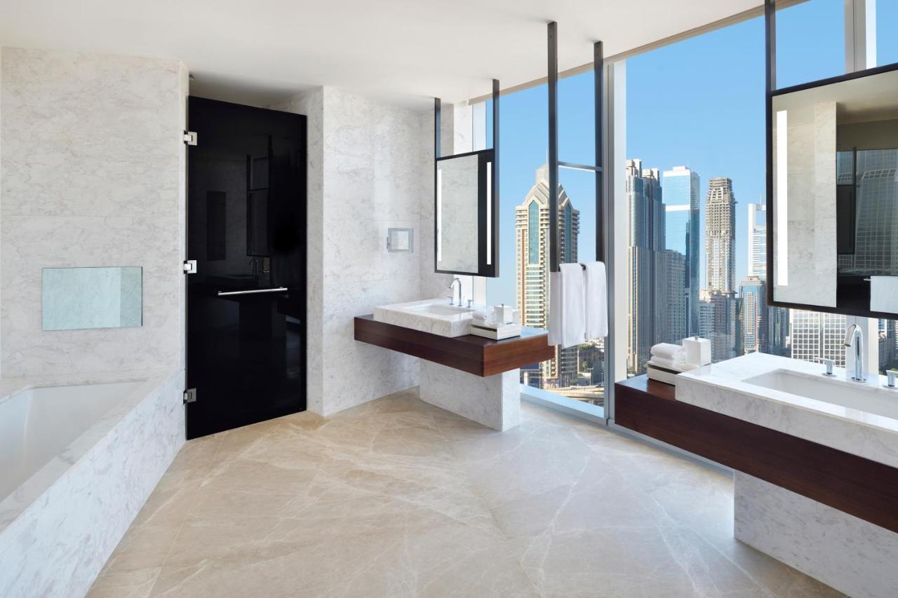 Executive Suite Sky View Exclusive Access to Level 54 Infinity Pool
